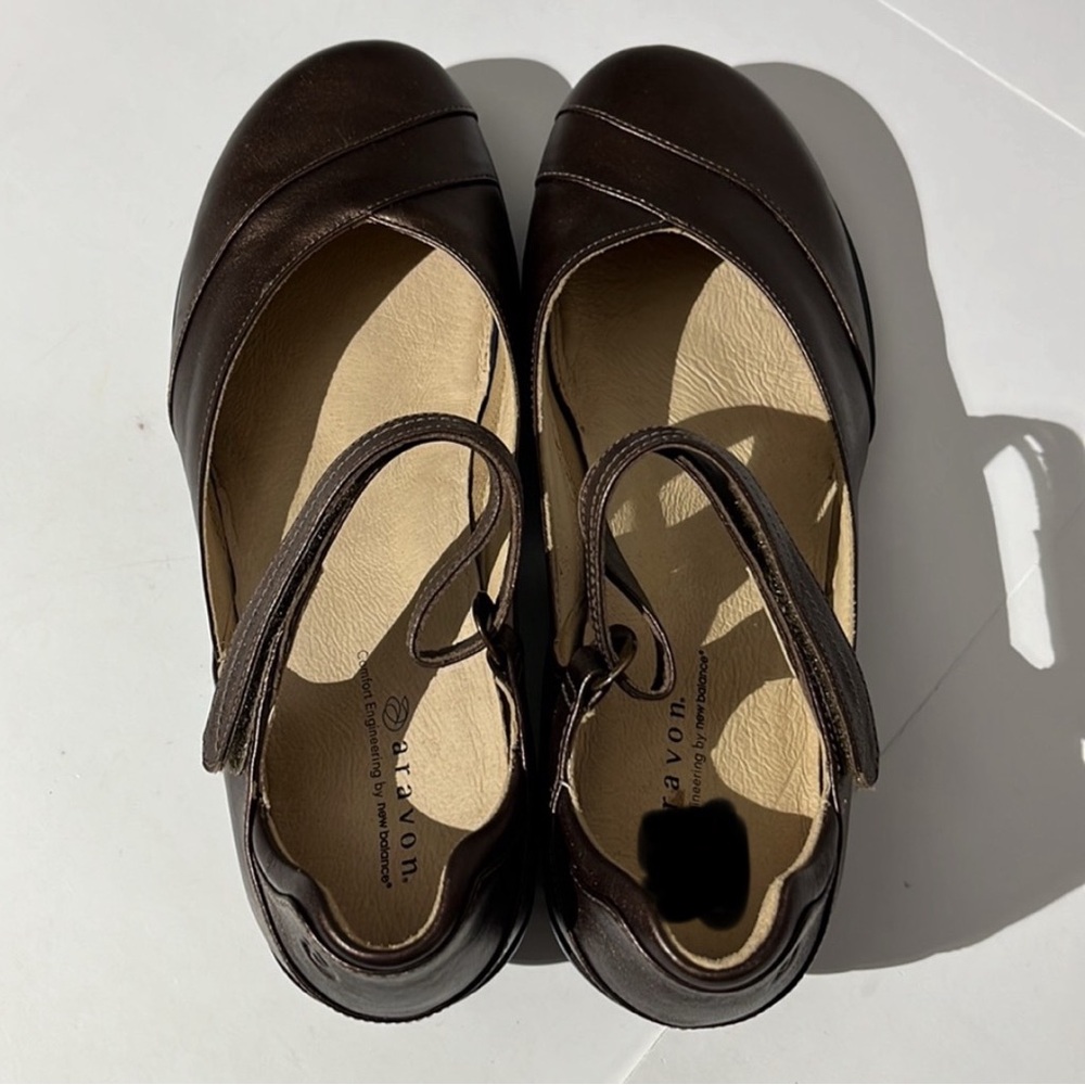 Aravon Maya - Comfort Engineering by New Balance. Brown/Bronze-ish shoes. 11D.